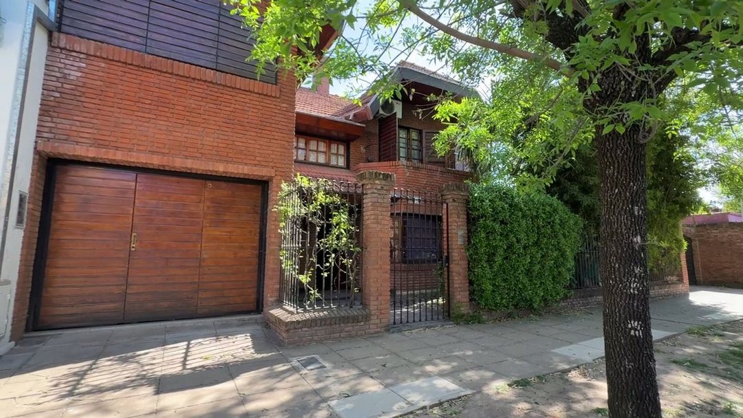 Venta casa 5 amb.  Hurlingham, Apto Credito