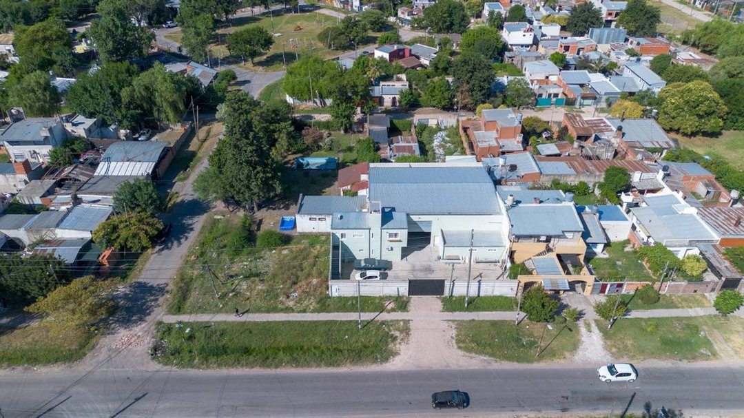 Galpón Venta La Plata con oficina y departamento.