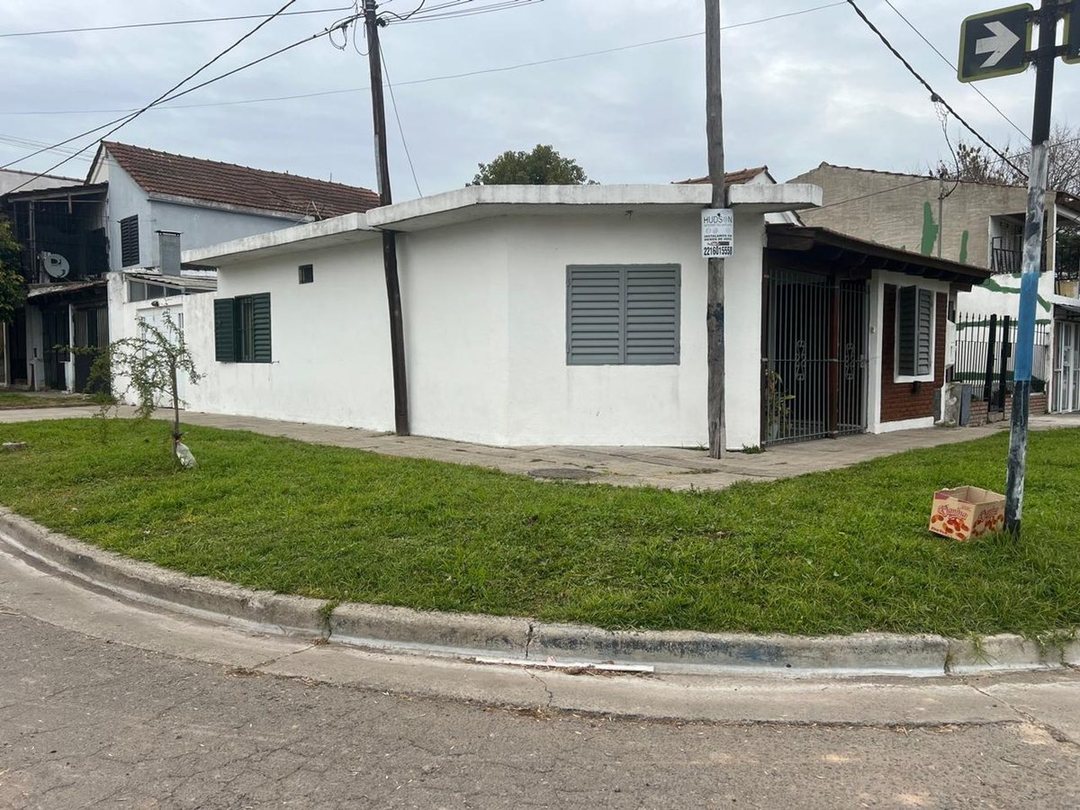CASA EN VENTA LA PLATA PH FRENTE 2 DORMITORIOS