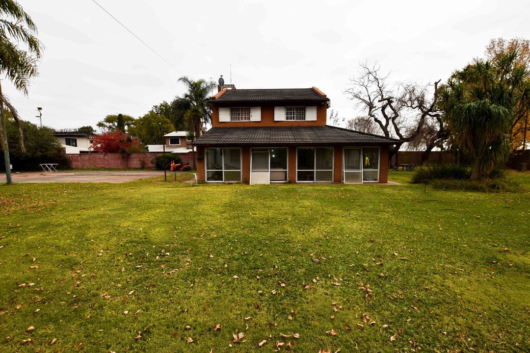 VENTA CASA 3 DORMITORIOS 6 LOTES EN FUNES
