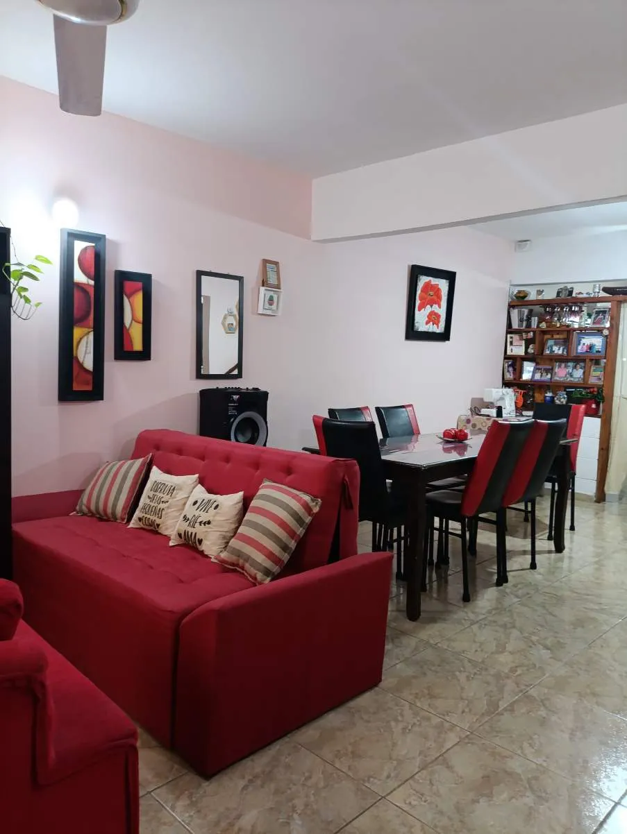 Oportunidad: Casa de Dos Plantas  Departamento Independiente en Barrio Parque Re...