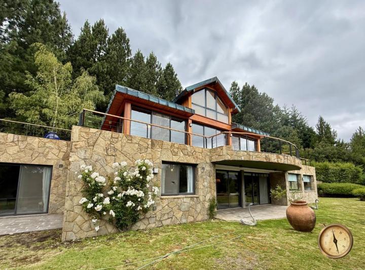 Casa · 760m² · 7 Ambientes · 2 Cocheras