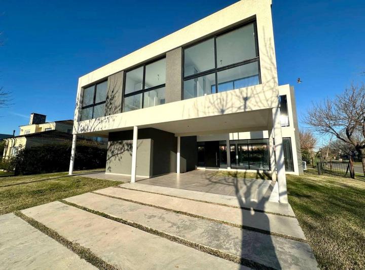 Casa · 250m² · 5 Ambientes · 2 Cocheras