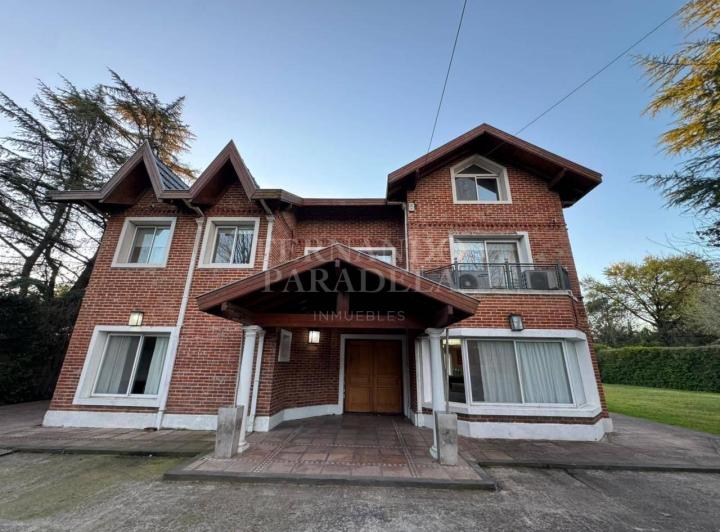 Casa · 300m² · 6 Ambientes · 6 Cocheras