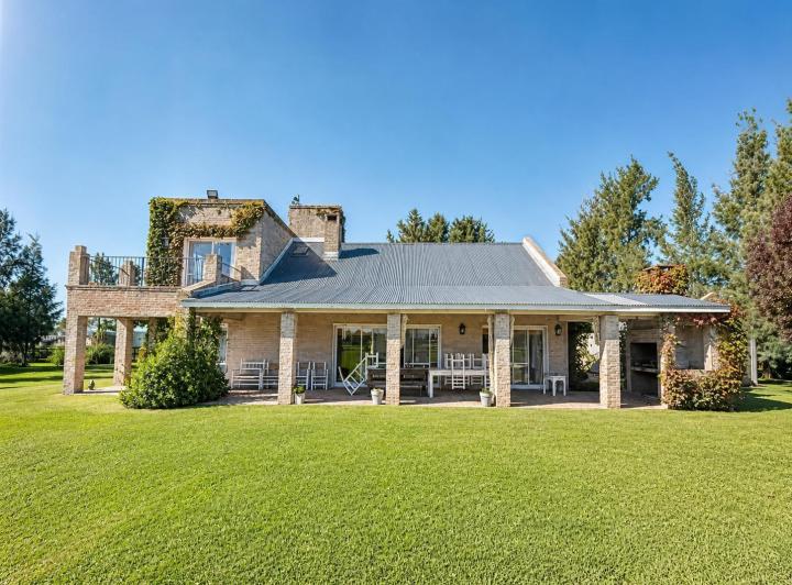 Casa · 300m² · 5 Ambientes · 1 Cochera