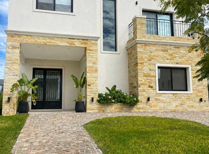 Casa · 214m² · 5 Ambientes · 3 Cocheras