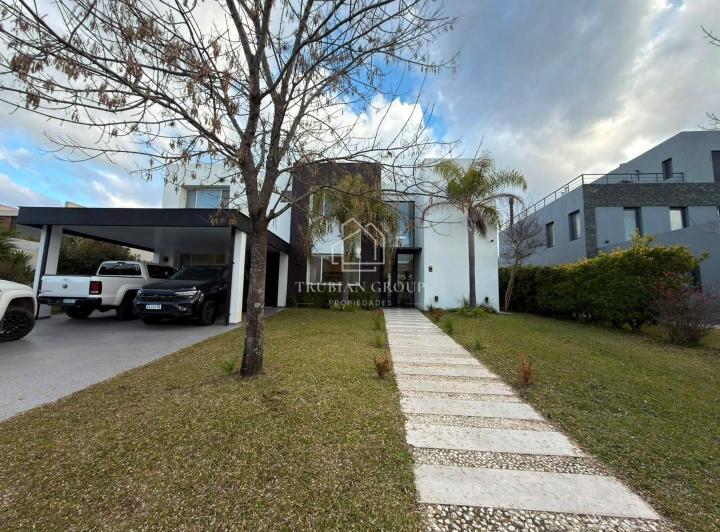 Casa · 400m² · 7 Ambientes · 1 Cochera