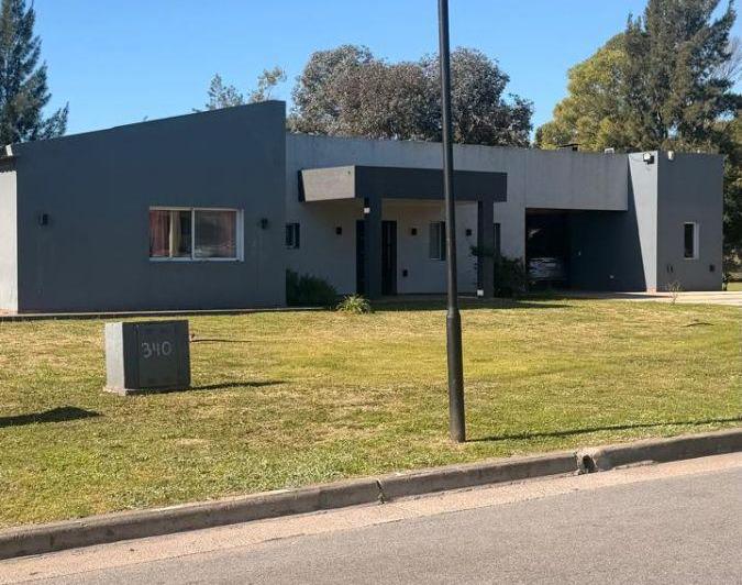 Casa · 200m² · 5 Ambientes · 2 Cocheras