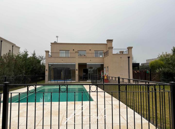 Casa · 160m² · 6 Ambientes · 2 Cocheras