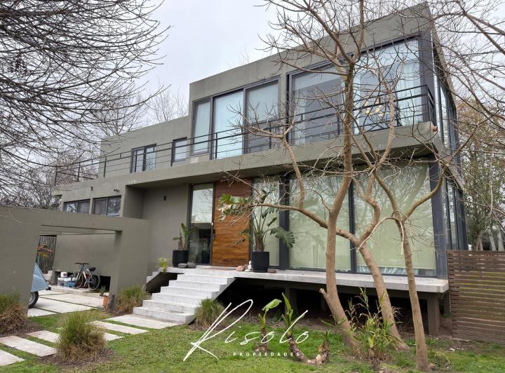 Casa · 265m² · 8 Ambientes · 4 Cocheras