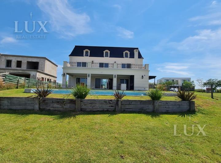 Casa · 341m² · 7 Ambientes · 4 Cocheras