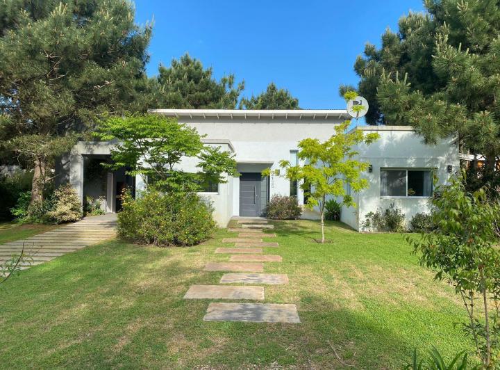 Casa · 140m² · 4 Ambientes · 1 Cochera