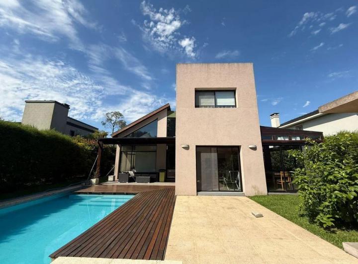 Casa · 240m² · 5 Ambientes · 1 Cochera