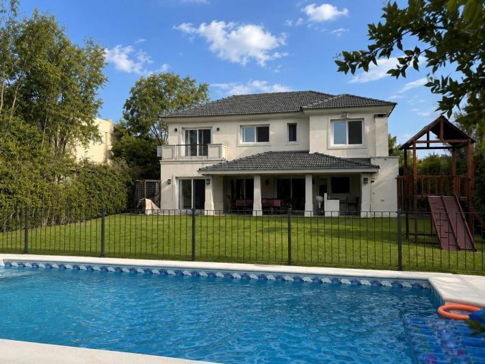 Casa · 900m² · 5 Ambientes · 2 Cocheras