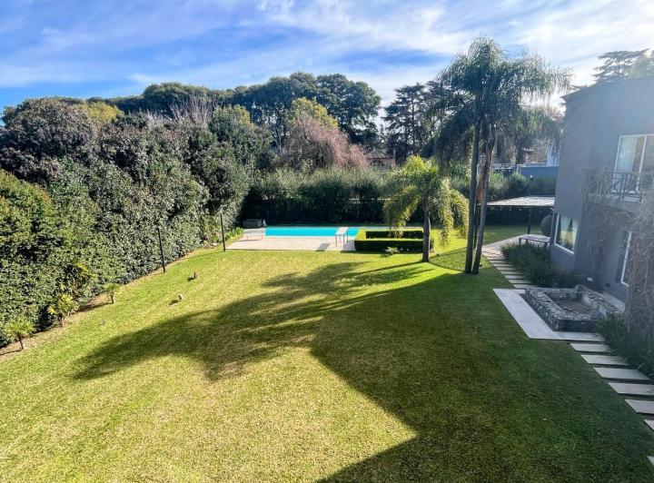 Casa · 426m² · 4 Ambientes · 8 Cocheras
