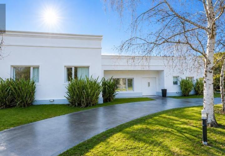 Casa · 280m² · 3 Dormitorios