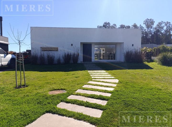 Casa · 800m² · 3 Ambientes · 1 Cochera