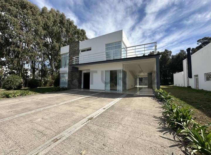 Casa · 371m² · 5 Ambientes · 3 Cocheras