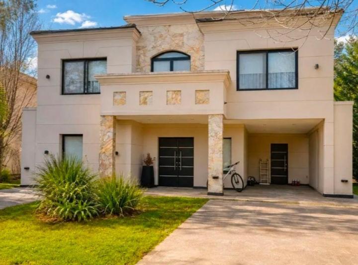 Casa · 340m² · 5 Ambientes · 2 Cocheras