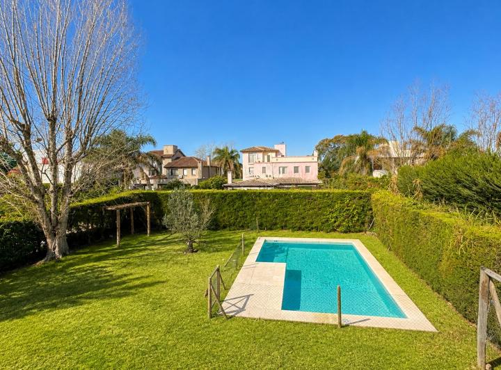 Casa · 270m² · 7 Ambientes · 4 Cocheras