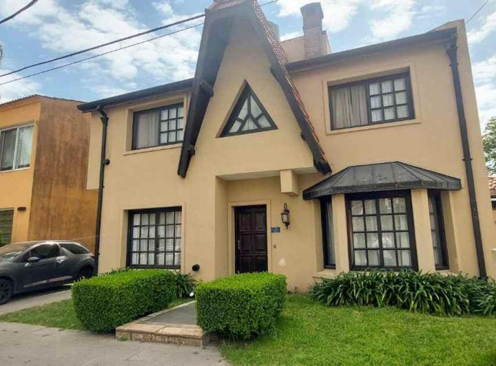 Casa · 200m² · 6 Ambientes · 1 Cochera