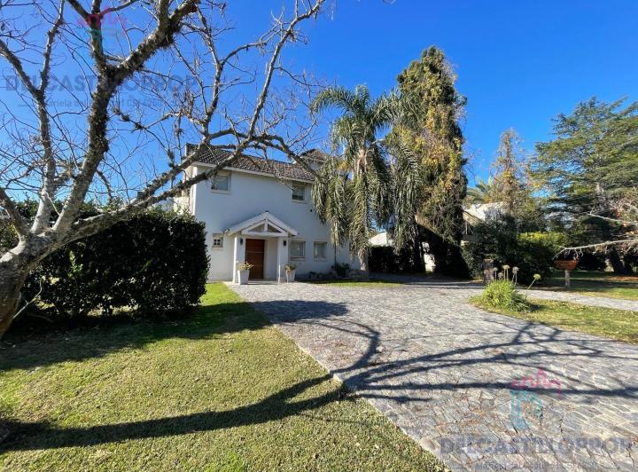 Casa · 320m² · 4 Ambientes · 2 Cocheras