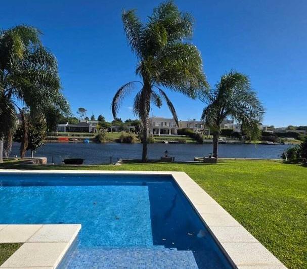 Casa · 250m² · 5 Ambientes · 2 Cocheras