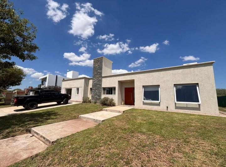Casa · 300m² · 6 Ambientes · 4 Cocheras