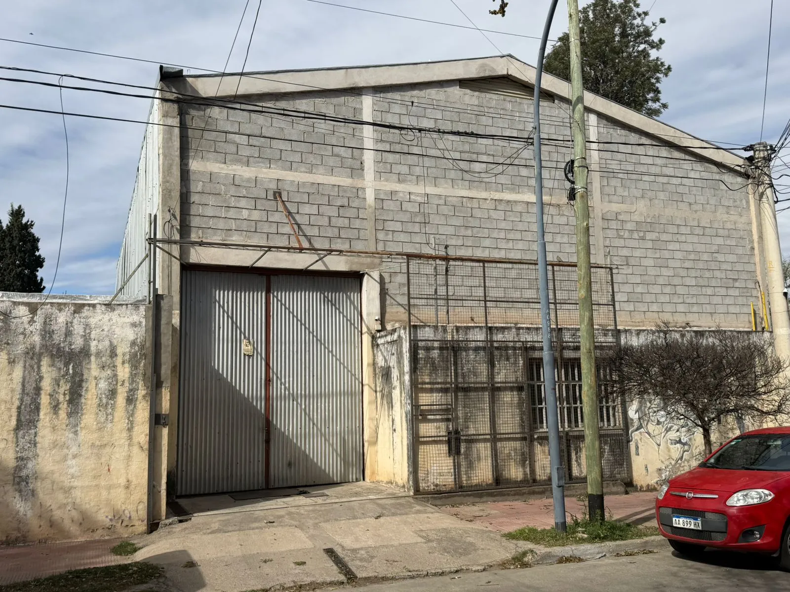 ESPECTACULAR GALPON! 550 m2 y 400m2 Cubiertos! Oficinas!