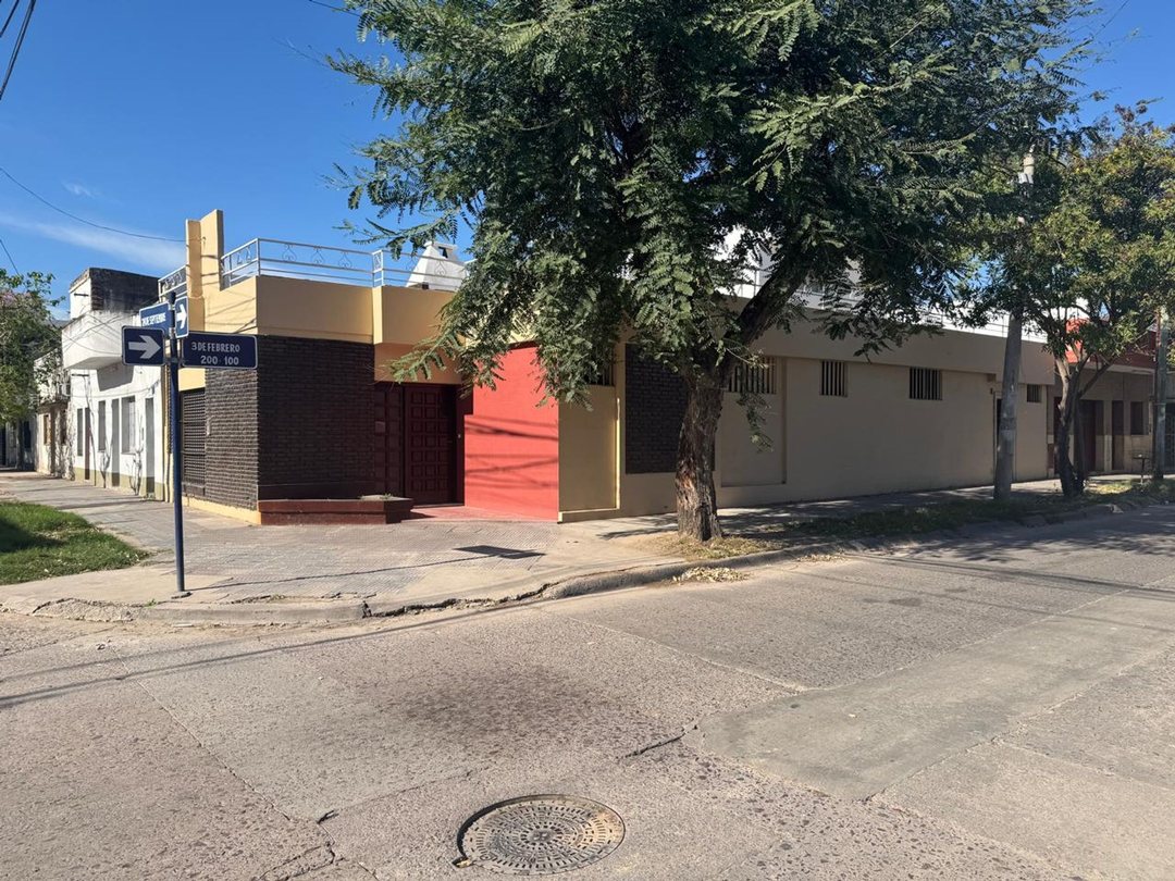 VENTA CASA ESQUINA CON POTENCIAL, TERRAZA Y ASADOR
