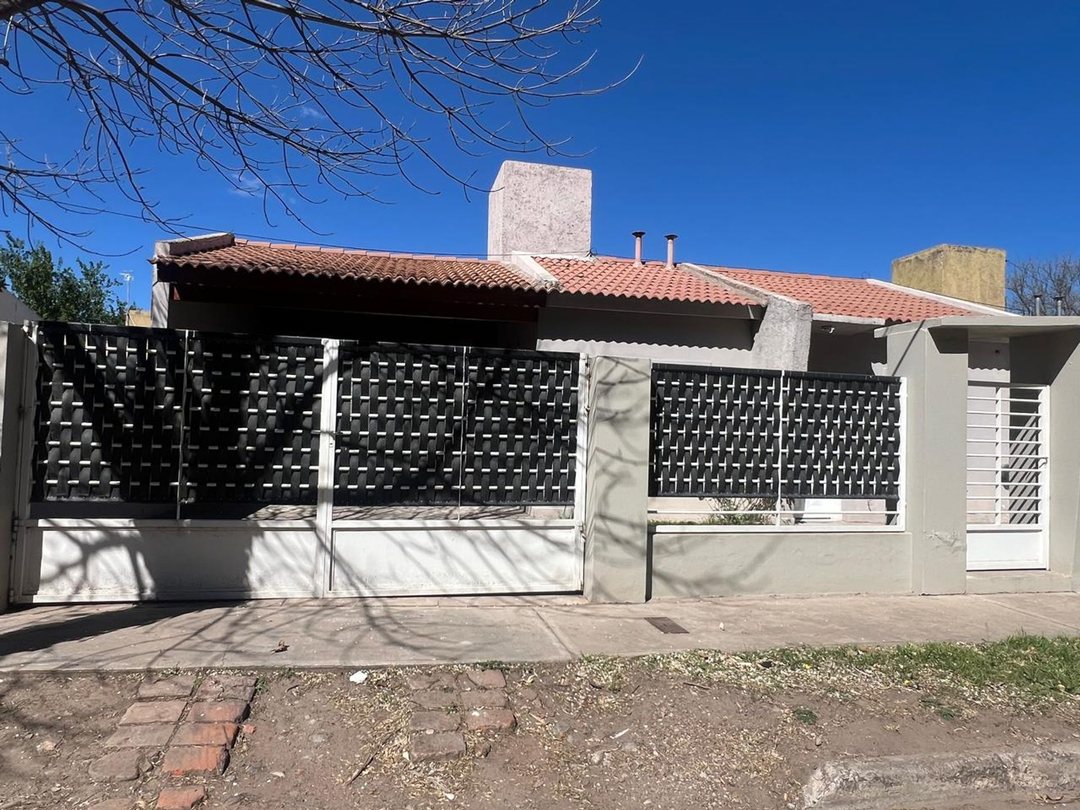 SE VENDE CASA EN BARRIO LOS EUCALIPTUS