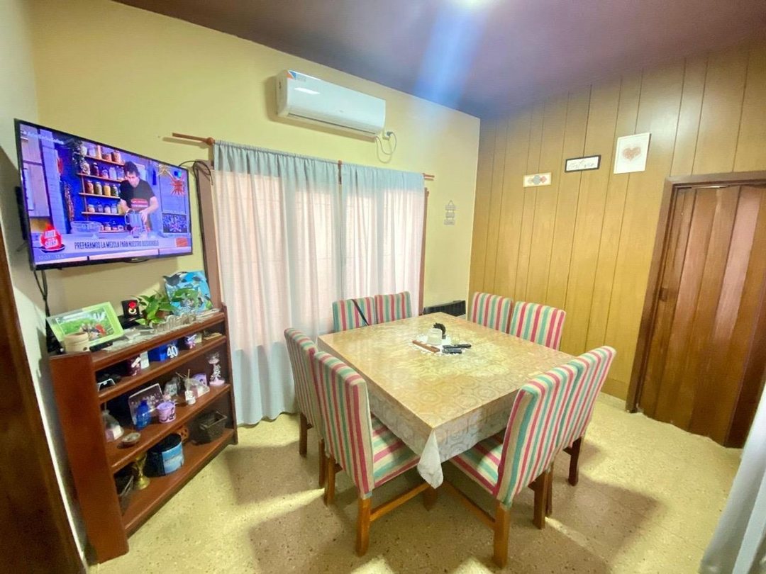 CASA EN VENTA 5 AMB. A MTRS. DE AVENIDA 25 DE MAYO