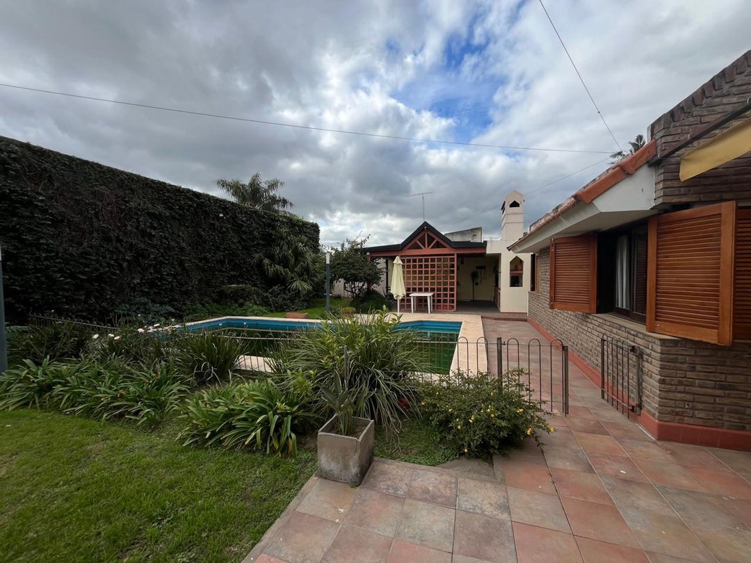 VENTA/CASA 3 DORMITORIOS/PILETA/QUINCHO