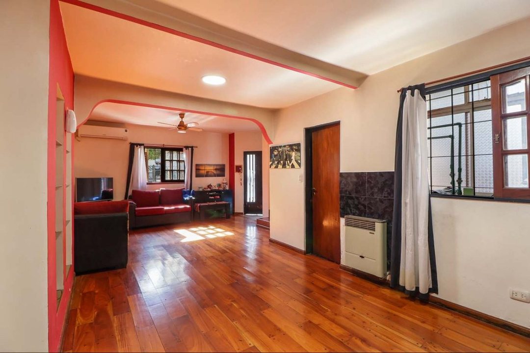 VENTA CASA 3 AMBIENTES CON COCHERA EN MONTE CASTRO