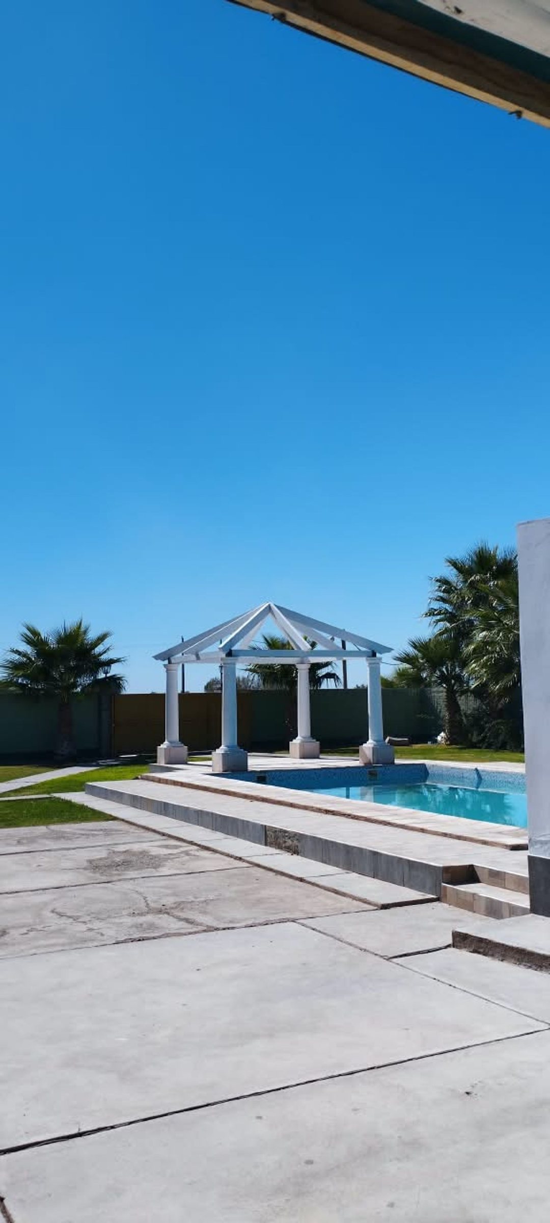 SALÓN DE EVENTOS CON PISCINA EN RODEO DEL MEDIO