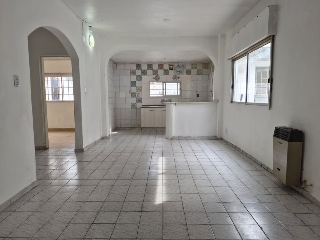 VENTA CASA 3 AMBIENTES CASTELAR PATIO