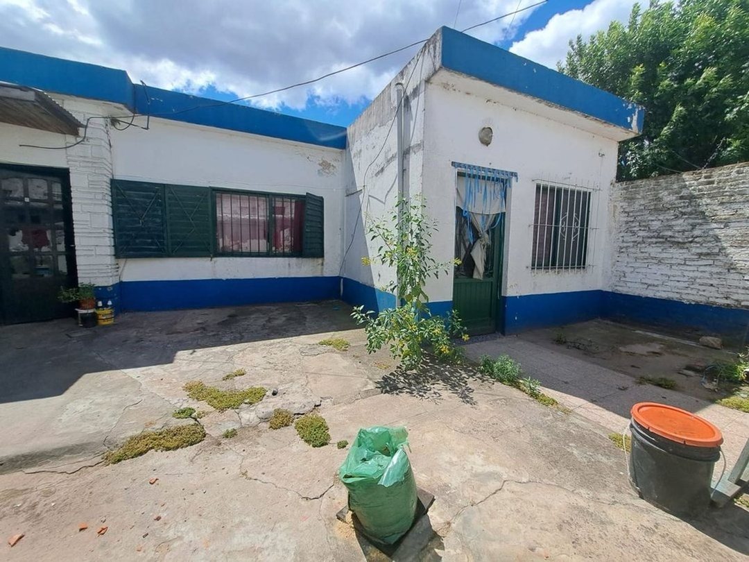 VENTA CASA/LOTE CON 5 DEPARTAMENTOS EN MERLO......