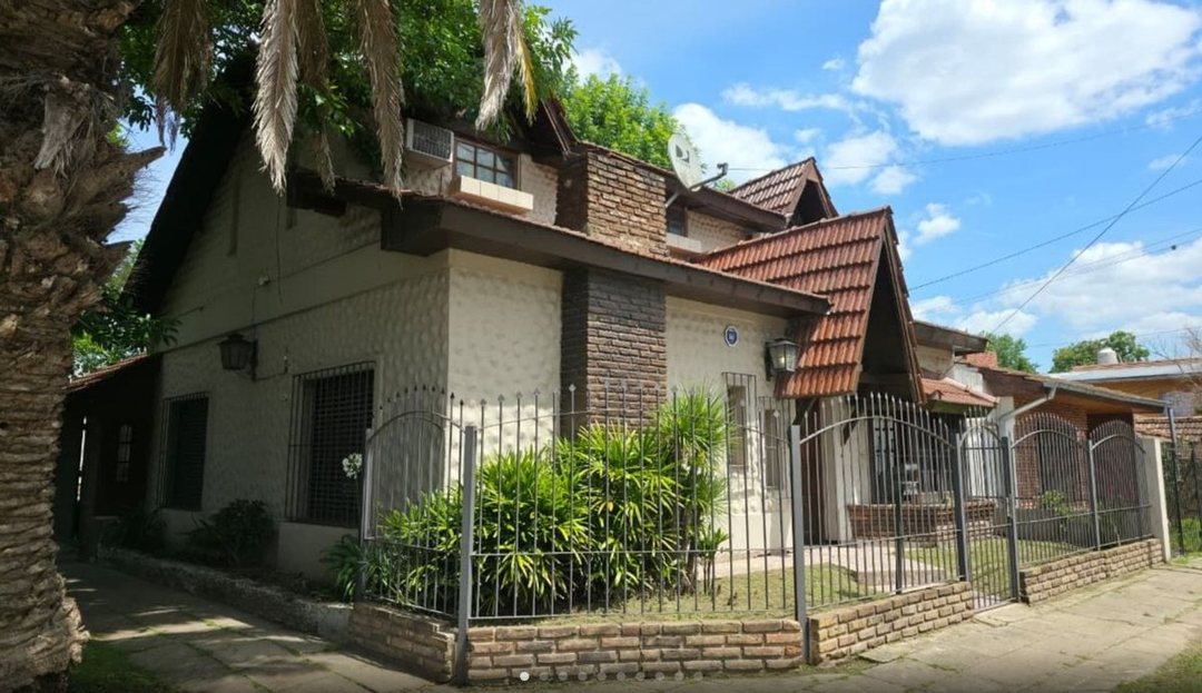 VENTA CASA 4 AMB. PARQUE/PILETA/COCHERA  ITUZAINGO