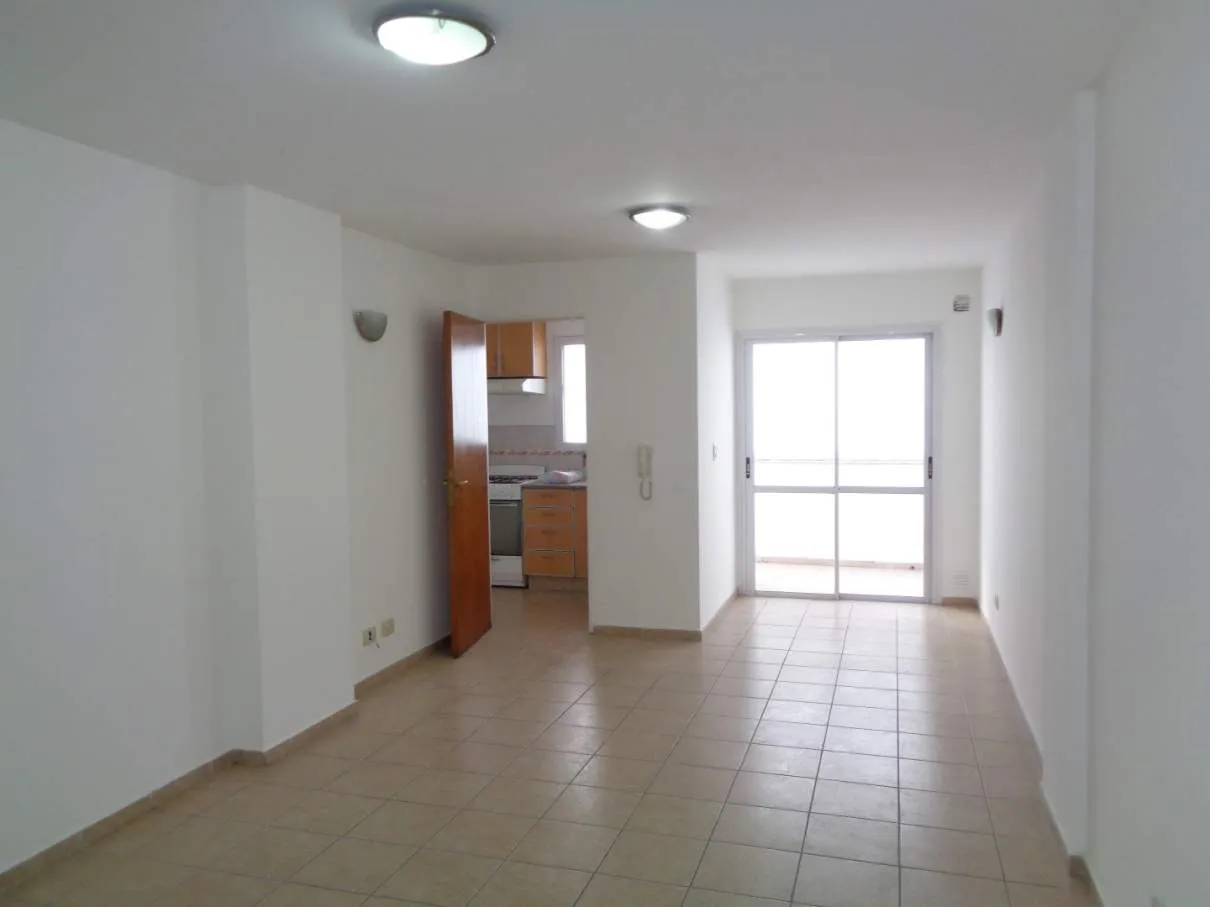 Centro - Depto. de Categoría de 2 Dormitorios, Amplio y Luminoso con Balcón y Te...