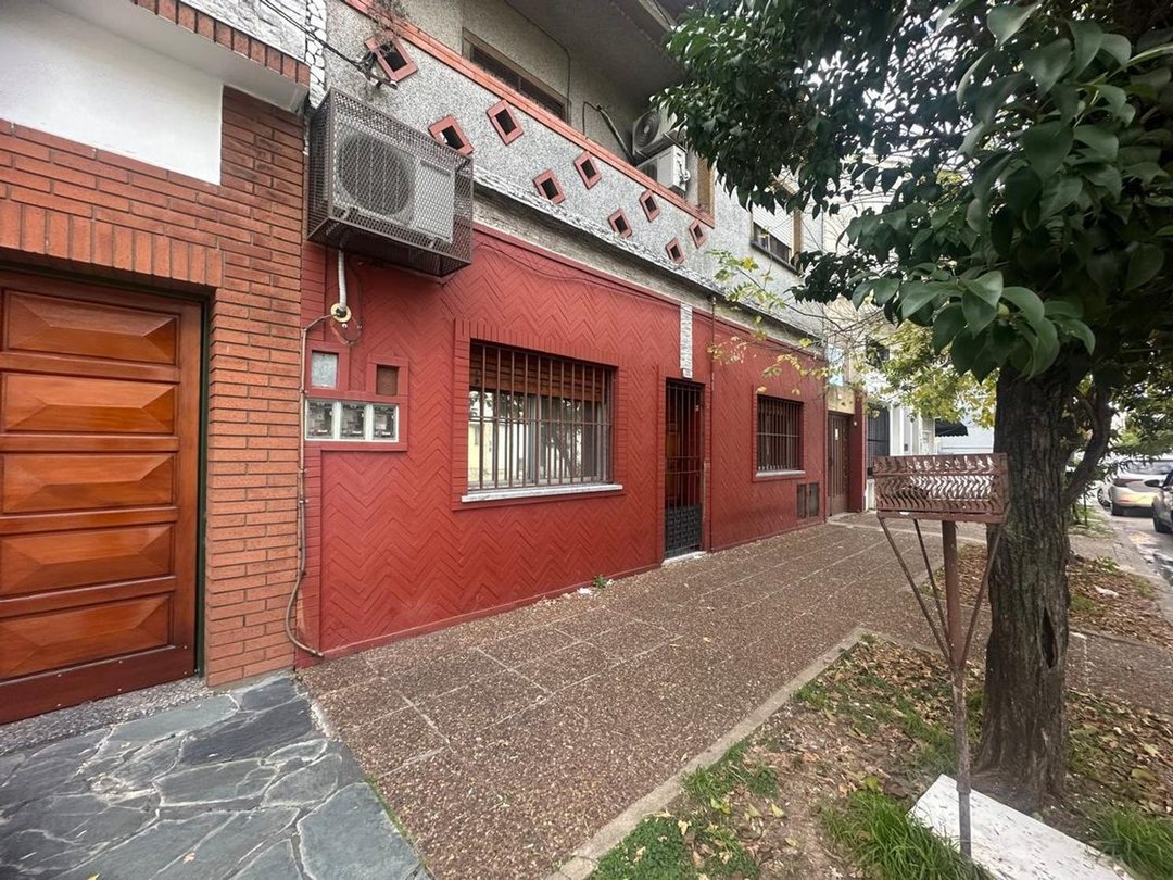 VENTA  PH 3 amb + dpto de 2 amb c/cochera y patio