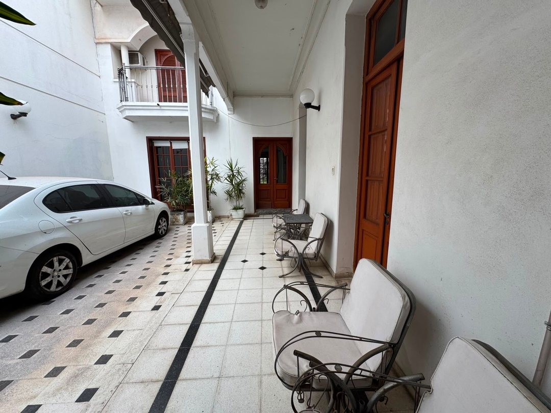 Venta de Casa de categoría a metros de calle Roca