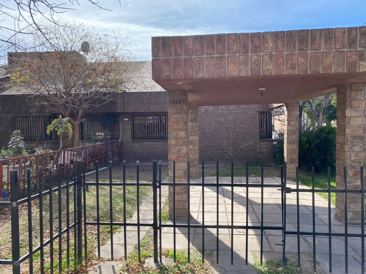 Duplex 3 dormitorios con cochera y patio.-