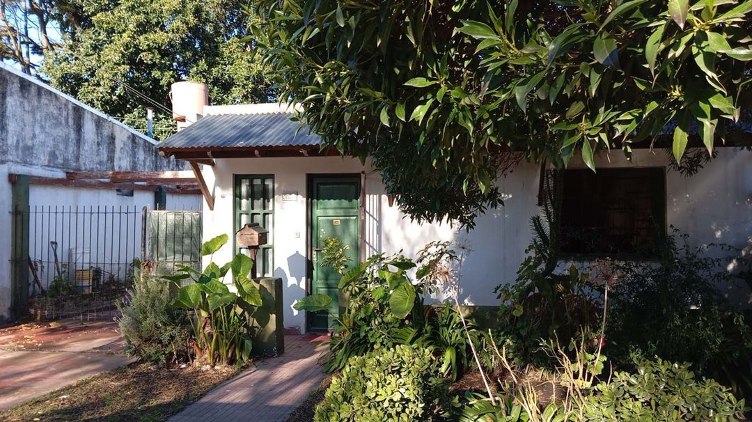 CASA CON PARQUE A REFACCIONAR 3 AMBIENTES. MIRAMAR