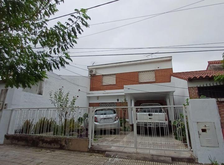 Casa · 220m² · 5 Ambientes · 2 Cocheras