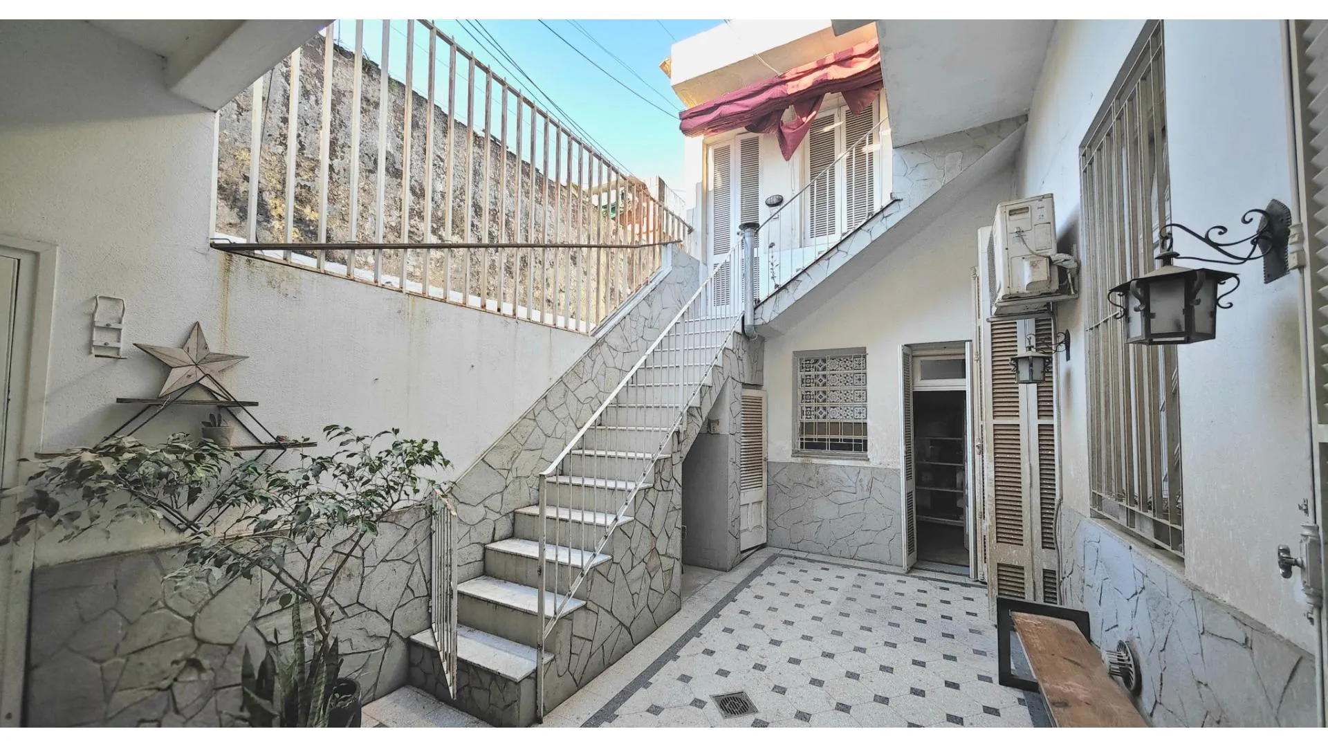 CASA EN PH DE 2 DORMITORIOS Y COCHERA EN ABASTO