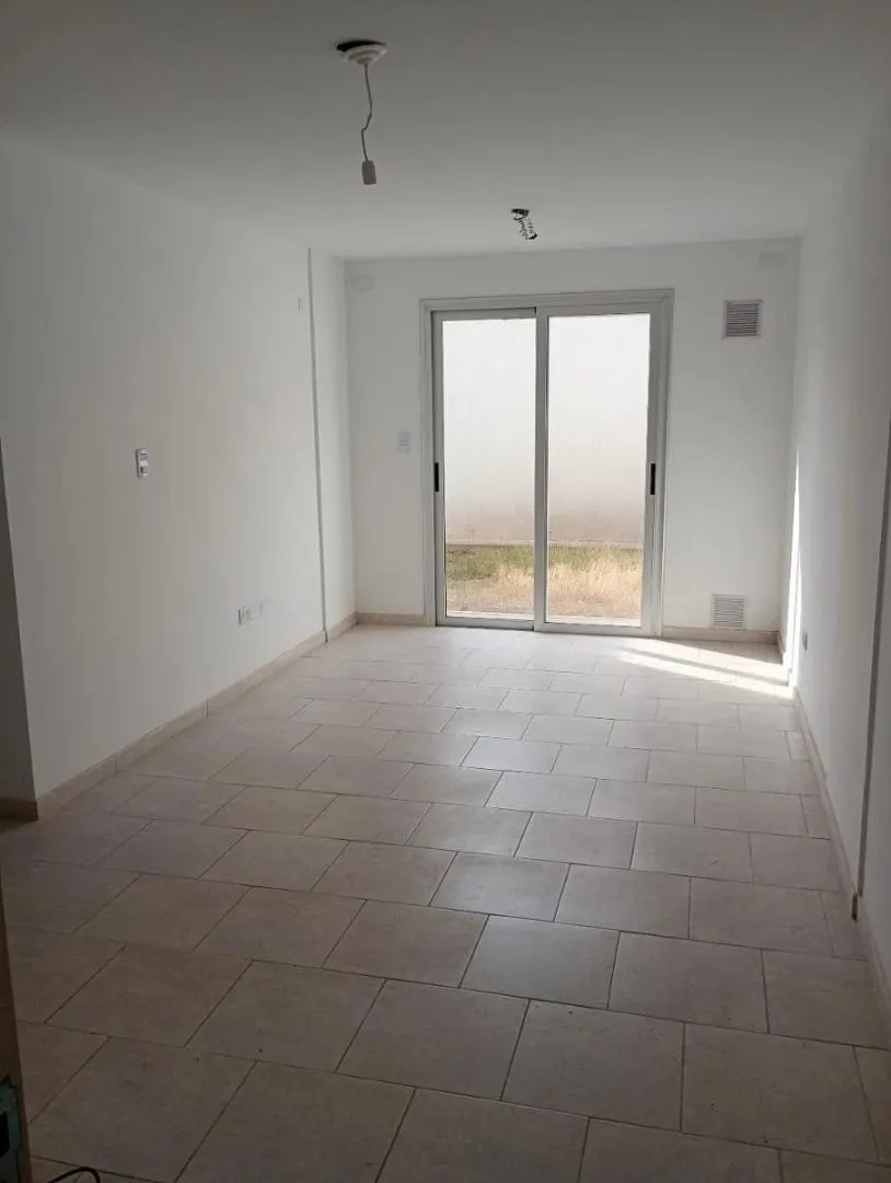 SE ALQUILA LUMINOSO Y AMPLIO DPTO UN DORM 2 PATIOS B° A. ALBERDI!