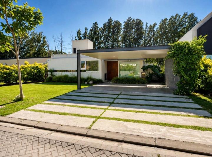 Casa · 249m² · 4 Ambientes · 2 Cocheras