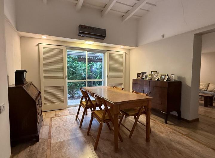 Casa · 160m² · 6 Ambientes · 4 Cocheras