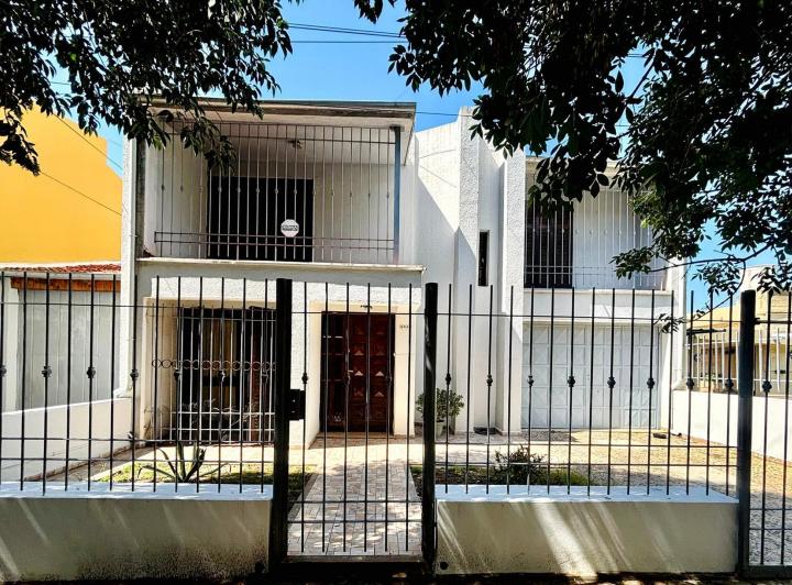 Casa · 300m² · 5 Ambientes · 3 Cocheras