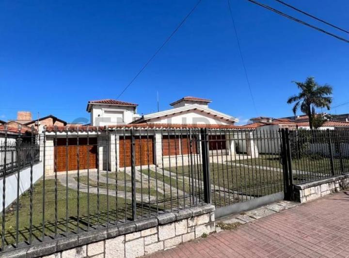 Casa · 300m² · 6 Ambientes · 3 Cocheras